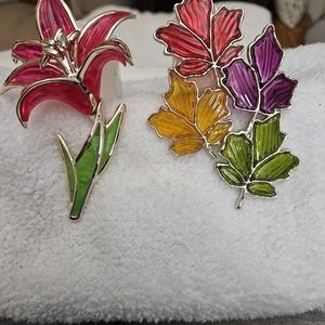 Pair of BBW Wallflower plug-ins. Flower is a nightlight and leaves is not. NEW